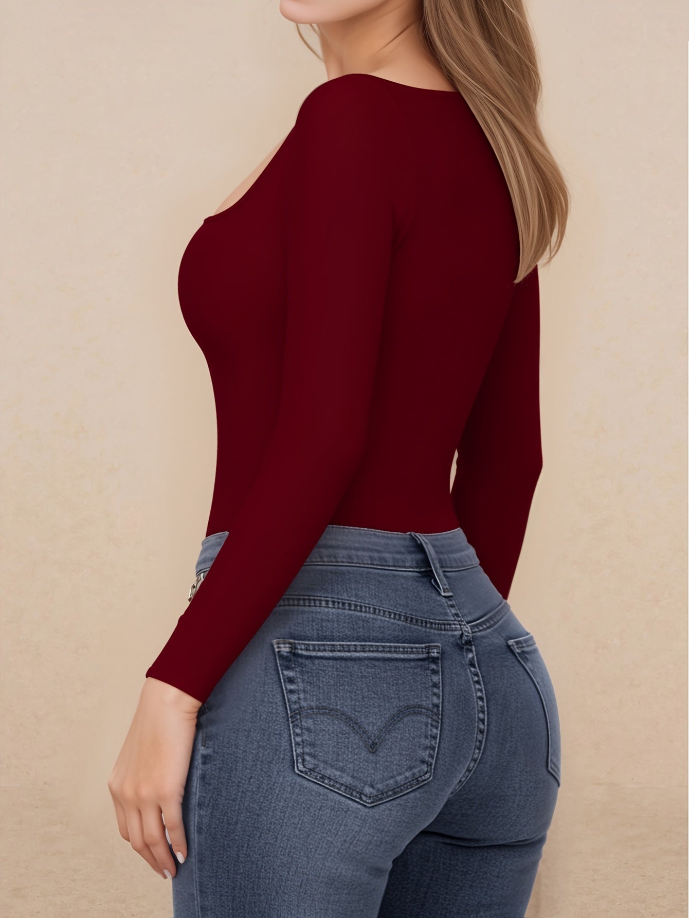 Body femme à col carré, couleur unie, manches longues. Coupe sexy et élégante, pièce unique idéale pour toutes les occasions