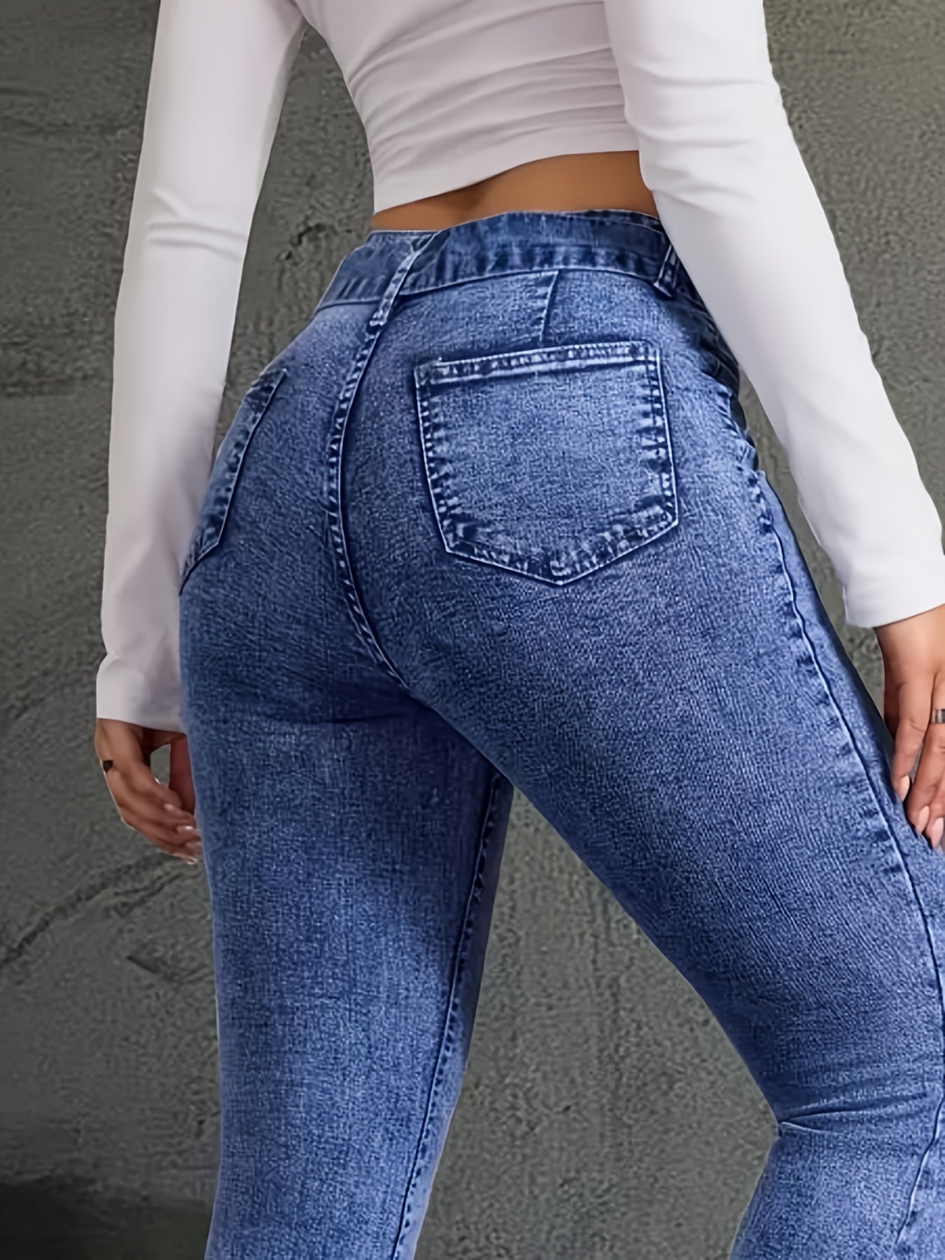 Jean Femme Taille Haute Évasé avec Ceinture – Denim Bleu Clair, Fermeture Zippée et Boutons, Poches, Confortable et Décontracté