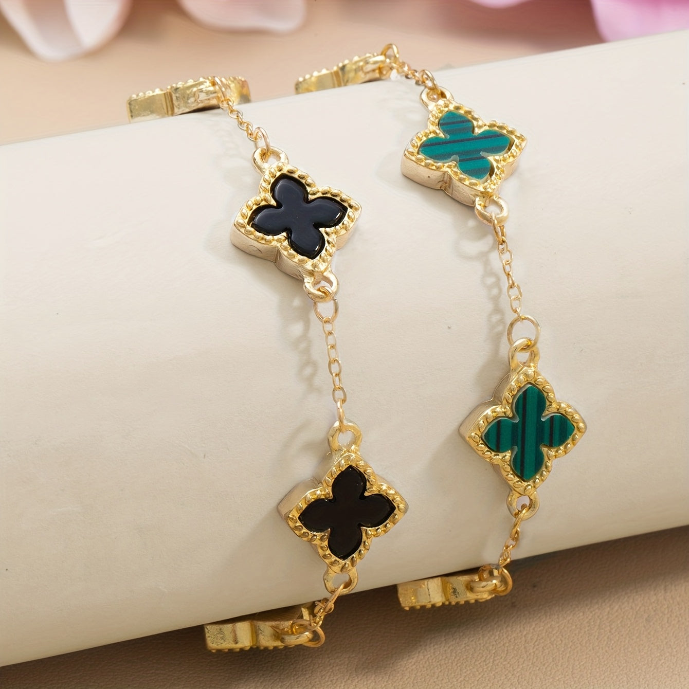 2 bracelets trèfle chanceux simples et stylés (2 pcs/set), accompagnés de bracelets à chaînes multi-couches blanc et noir, adaptés au quotidien, pour la remise des diplômes, la rentrée, la Saint-Valentin, la fête des mères, cadeaux, etc.