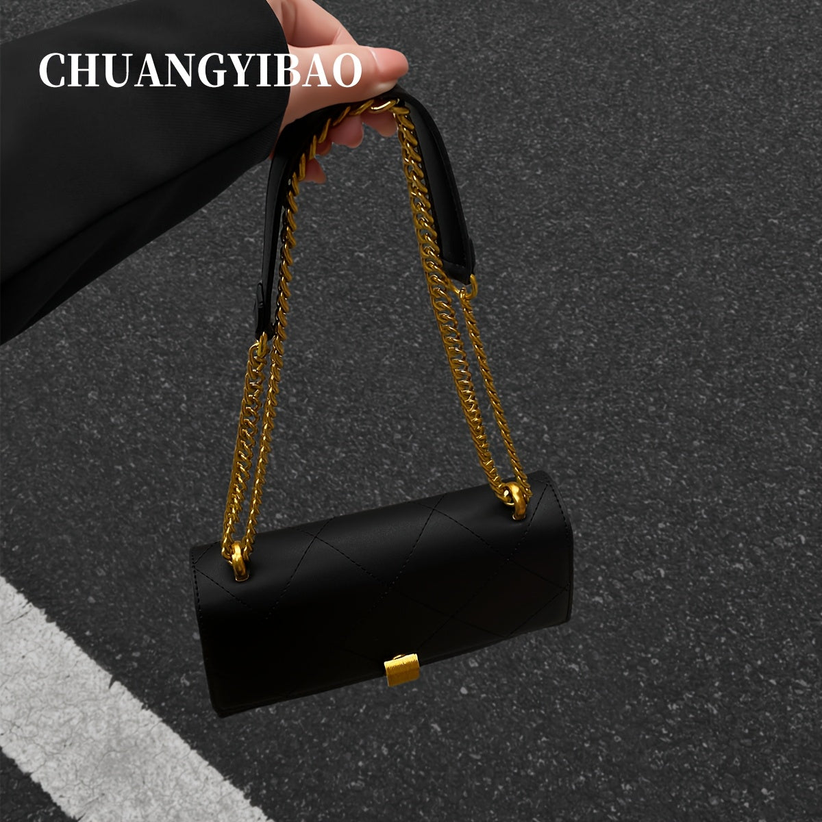 Sac à main synthétique élégant pour femmes – design moderne, bandoulière chaîne réglable, ferrures dorées, noir uni, fermeture boucle dorée, doublure structurée