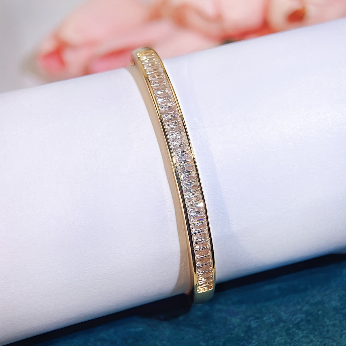 1 bracelet femme élégant ton doré avec incrustation de zirconia synthétique blanc – plaqué cuivre 18K, fermoir réglable, perles rondes scintillantes et surface lisse, bijou polyvalent pour tenue décontractée.