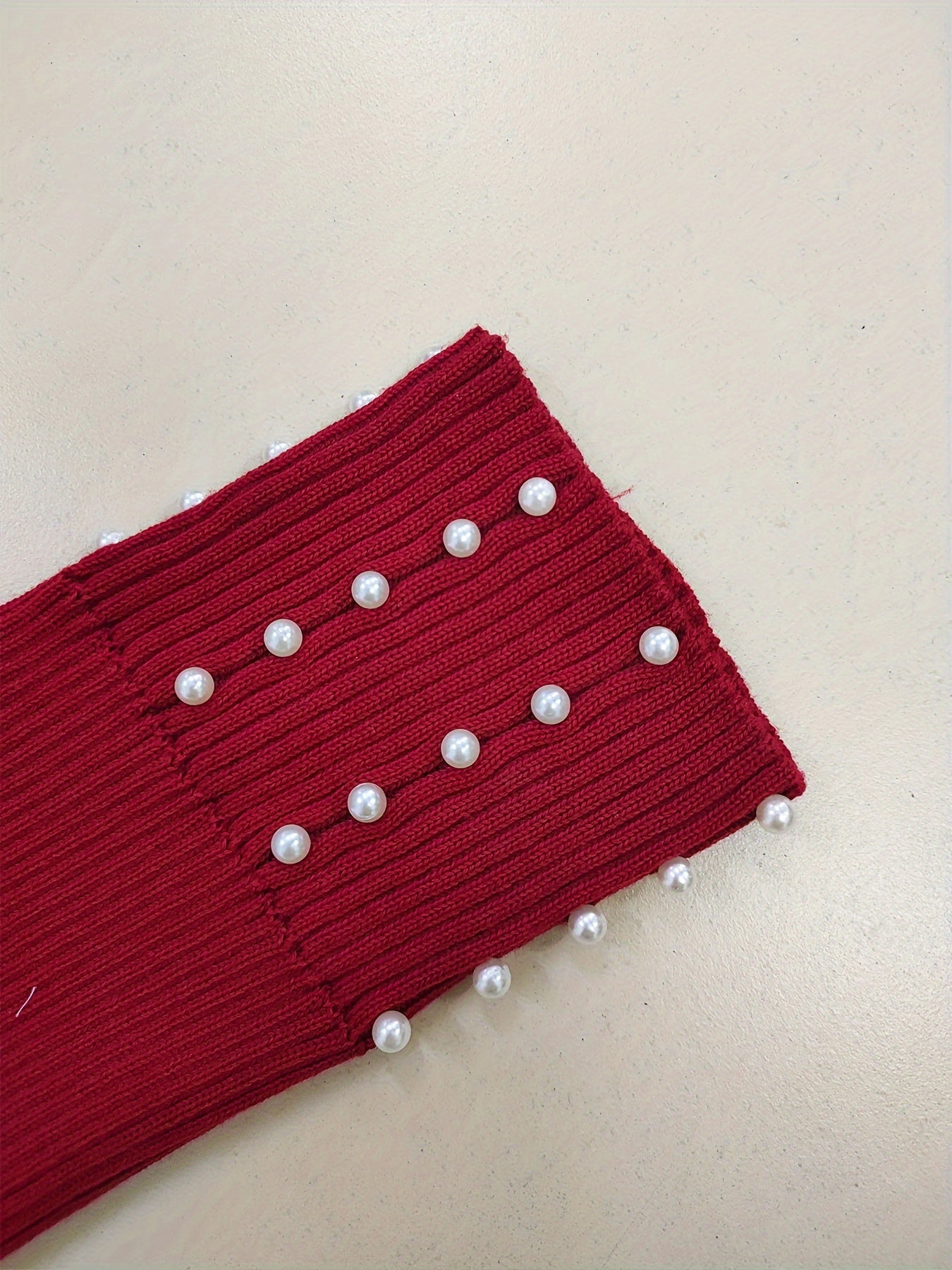 Pull-over élégant pour femmes grande taille, col haut orné de perles, noir extensible, lavable en machine, incontournable chic toute saison