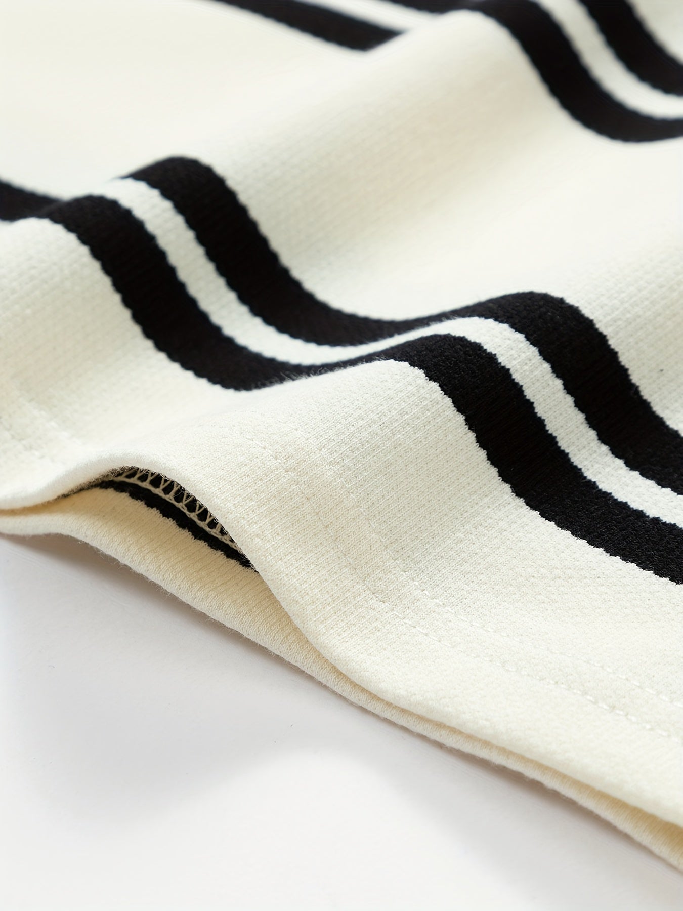 Men'S Summer Striped Short-Sleeve T-Shirt for Trendy Youth with Horizontal Stripes And a Round Neck.