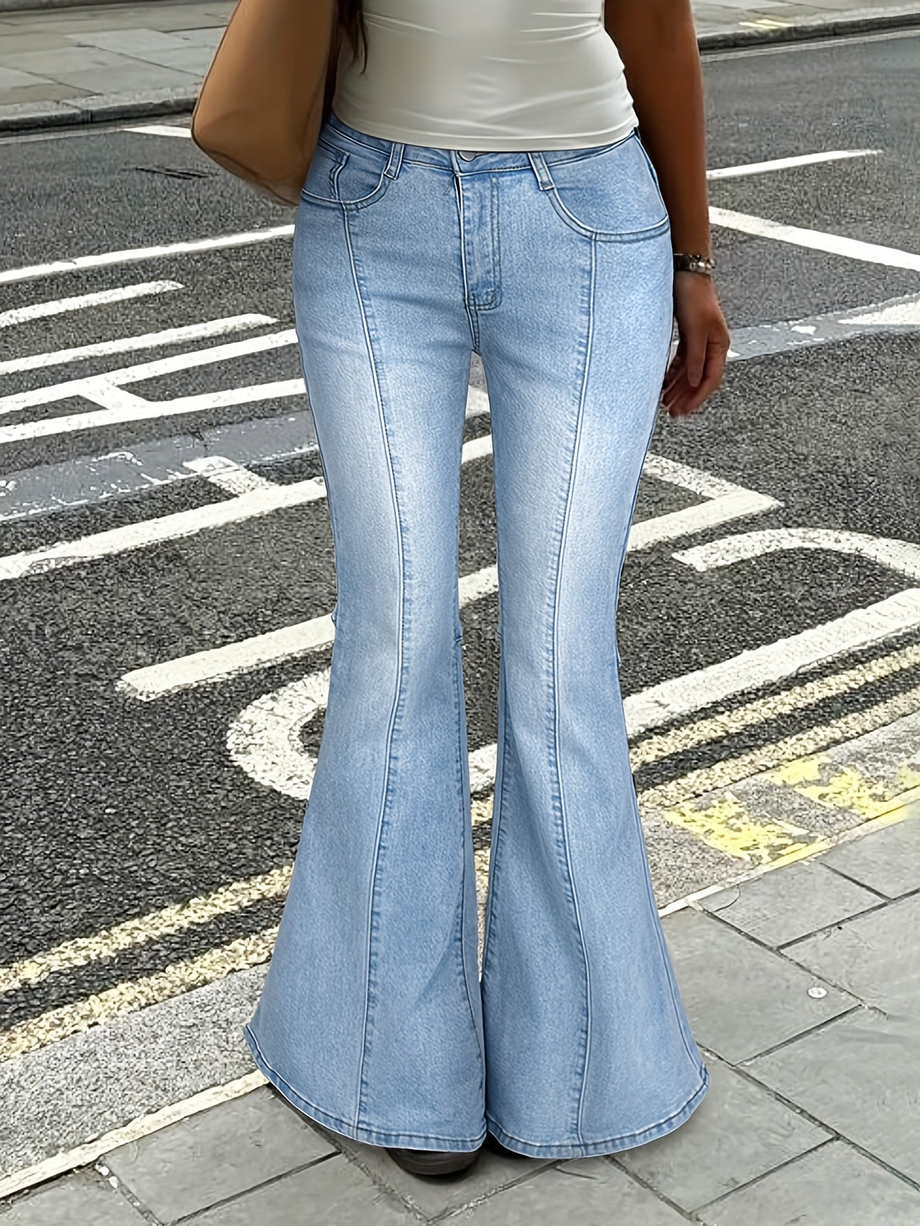 Jean évasé bleu clair pour femme - Taille mi-haute, denim stretch avec poches en biais, coupe décontractée et confortable, effet dégradé