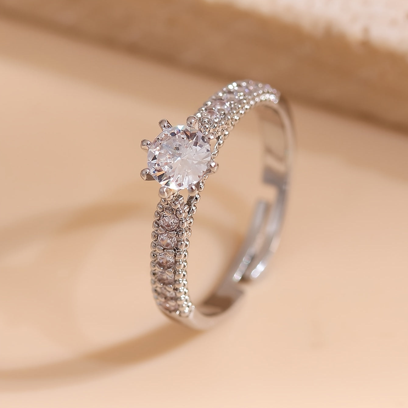 Bague pour femme, design tendance et minimaliste, style haut de gamme, incrustation en cuivre ton froid avec zirconia, élégante et raffinée