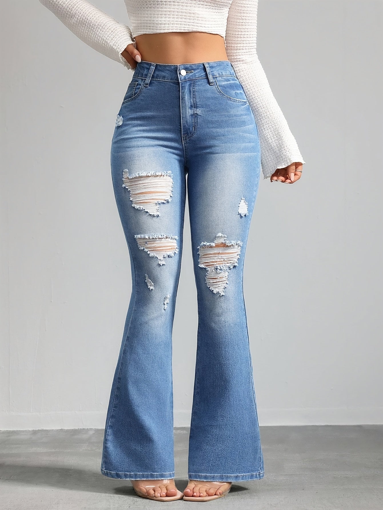 Jean évasé taille haute pour femmes – Denim stretch bleu clair, détails déchirés, style décontracté, fermeture bouton, confort toutes saisons