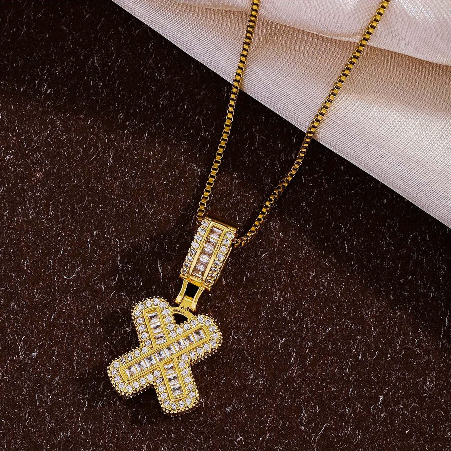 Collier femme style hip-hop avec pendentif lettre, cuivre plaqué or 18K et zirconia synthétique, chaîne plaquée or 18K, bijou élégant pour usage quotidien ou occasions spéciales