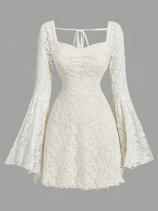 Robe courte tricotée style gothique à manches évasées