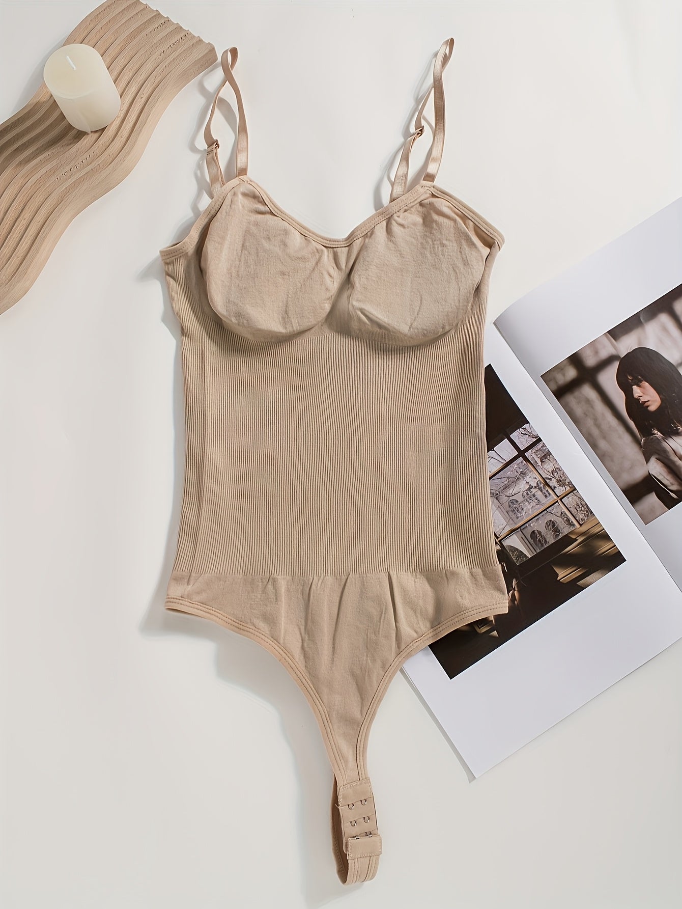 Body sculptant femme sans couture avec string intégré, ouverture à l’entrejambe et bretelles réglables, maintien moyen, sans coques poitrine