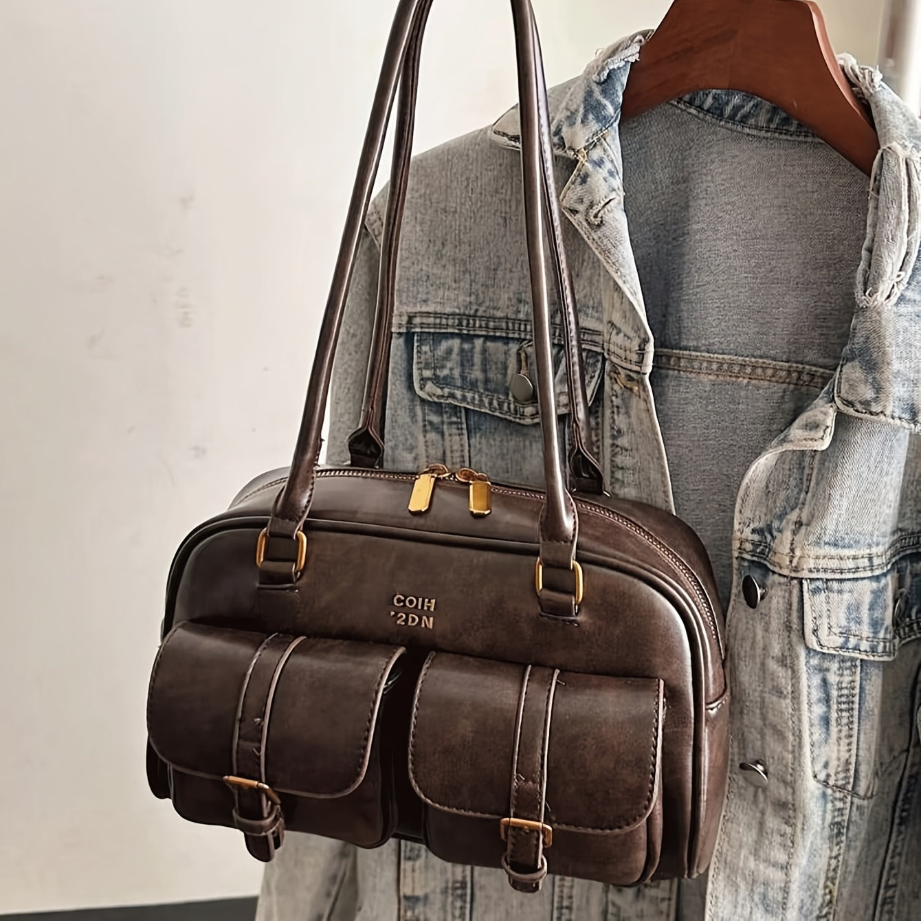 Sac bandoulière marron café pour femmes – simili cuir avec multiples poches, ferrures dorées et lettres décoratives, fermeture zippée, sac polyvalent et élégant pour le voyage, le travail, le shopping ou les sorties