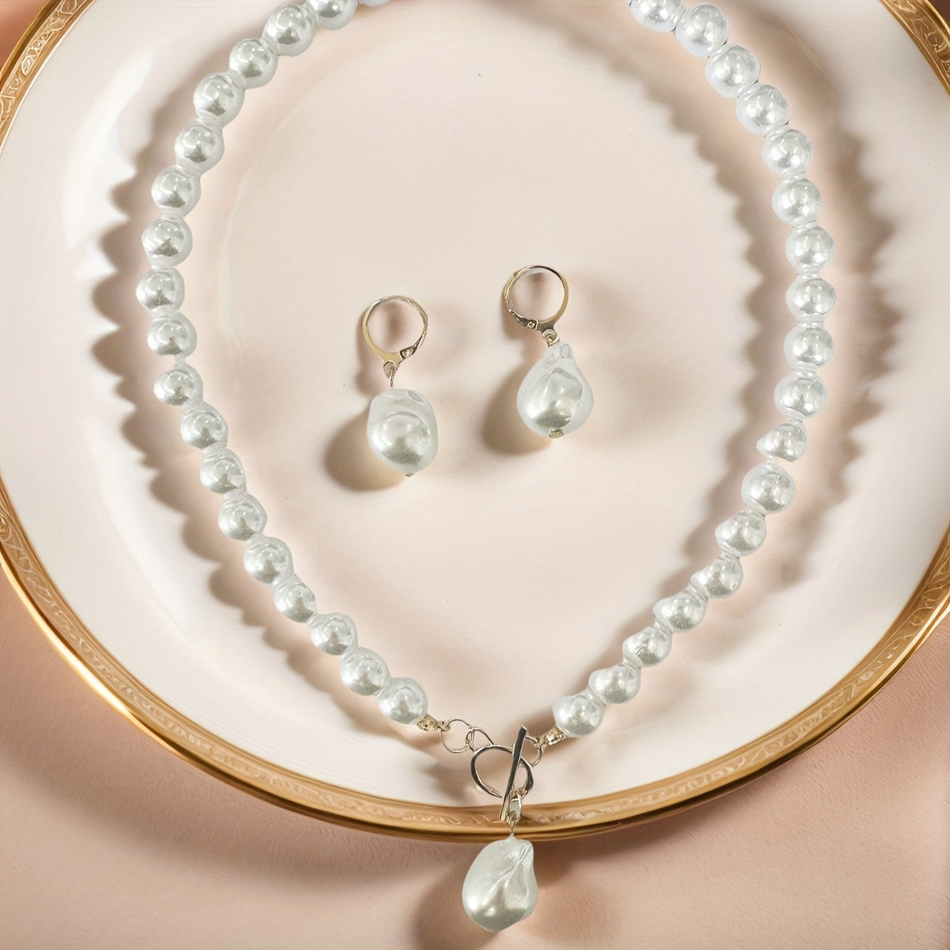 Ensemble de bijoux femme élégant en deux pièces – perles rondes et baroques artificielles, fermoir et pendentif dorés, parfait pour soirées et événements formels, bijoux durables et chic