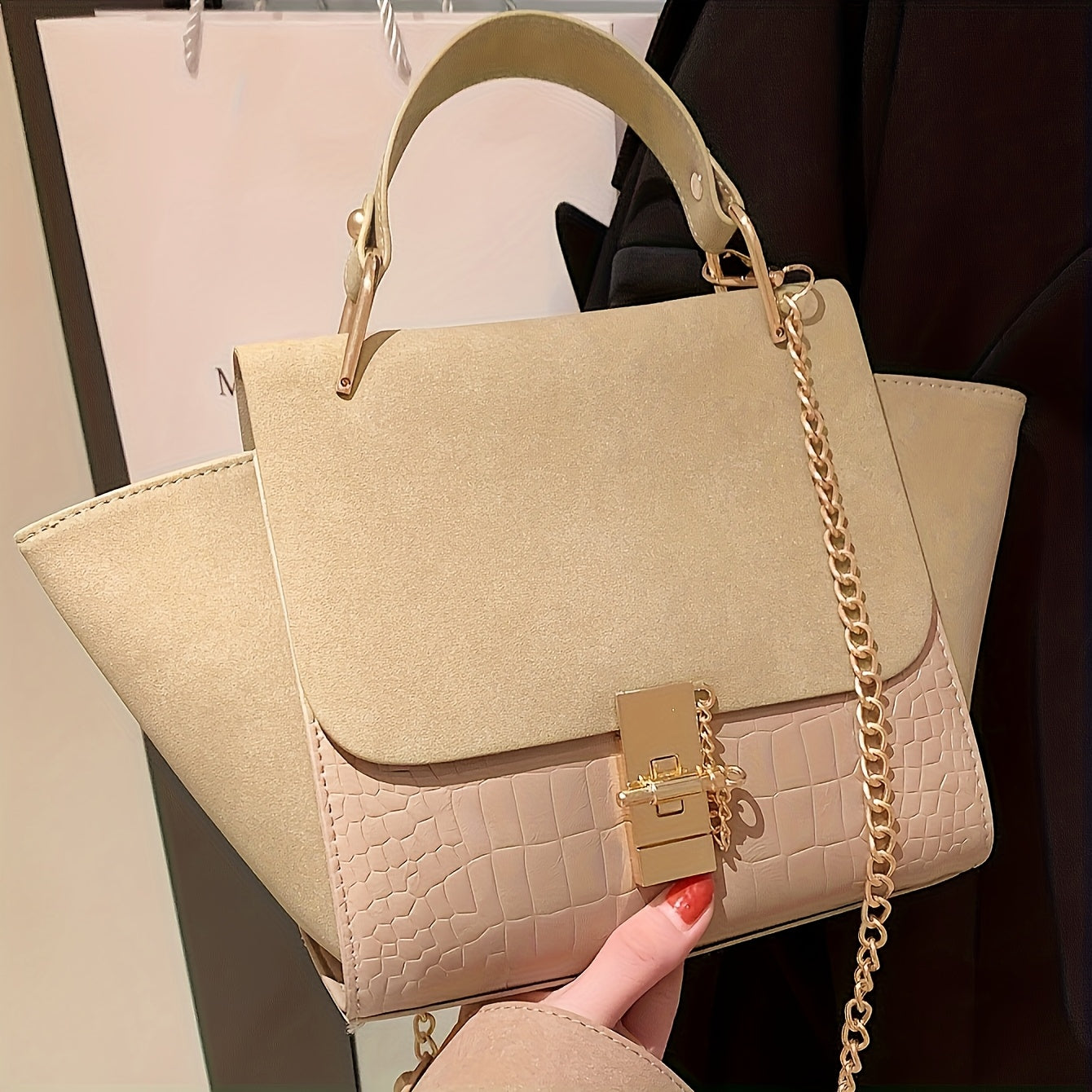 Sac femme élégant kaki avec détails dorés, fermeture tourniquet, bandoulière amovible