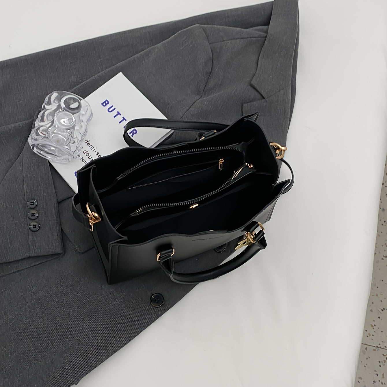 Sac bandoulière noir chic avec charme cerise – bandoulière longue, fermeture magnétique