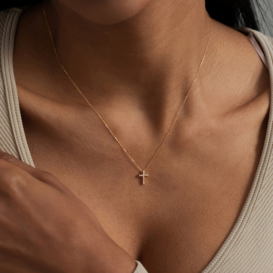 Collier Minimaliste Femme – Pendentif Croix Ton Doré, Chaîne en Fer Durable, Bijou Polyvalent pour Quotidien, Accessoire Intemporel Toute l’Année