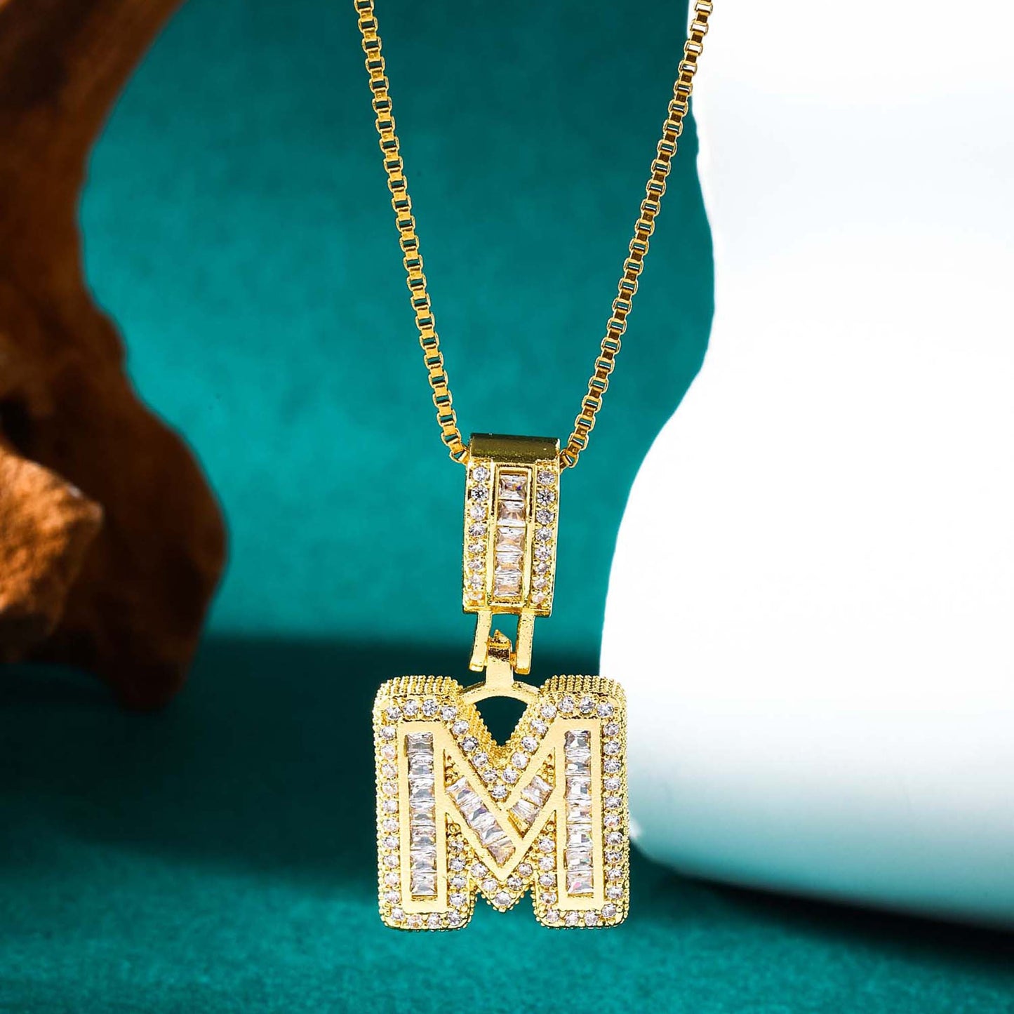 Collier femme style hip-hop avec pendentif lettre, cuivre plaqué or 18K et zirconia synthétique, chaîne plaquée or 18K, bijou élégant pour usage quotidien ou occasions spéciales