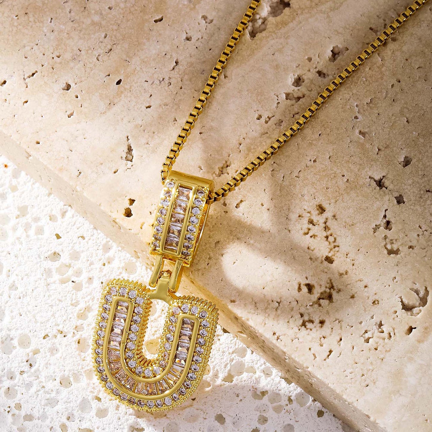 Collier femme style hip-hop avec pendentif lettre, cuivre plaqué or 18K et zirconia synthétique, chaîne plaquée or 18K, bijou élégant pour usage quotidien ou occasions spéciales