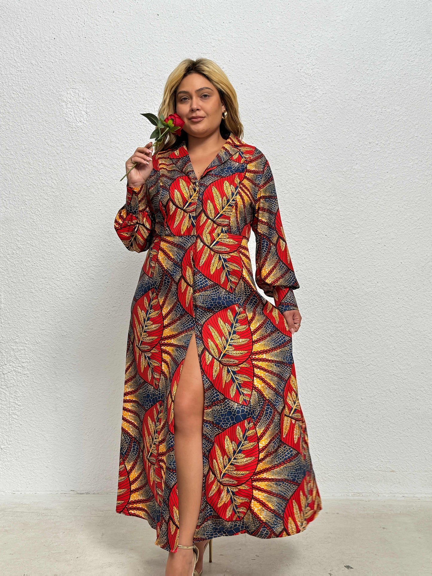 Robe Maxi Élégante Femme à Motif Floral – Couleurs Vives Rouge, Bleu et Jaune, Motif Feuilles, Manches Longues, Fente Frontale, Tissu Léger, Parfaite pour le Printemps et l’Automne, Tenue Décontractée à Semi-Formelle, Robe à Imprimé Vibrant