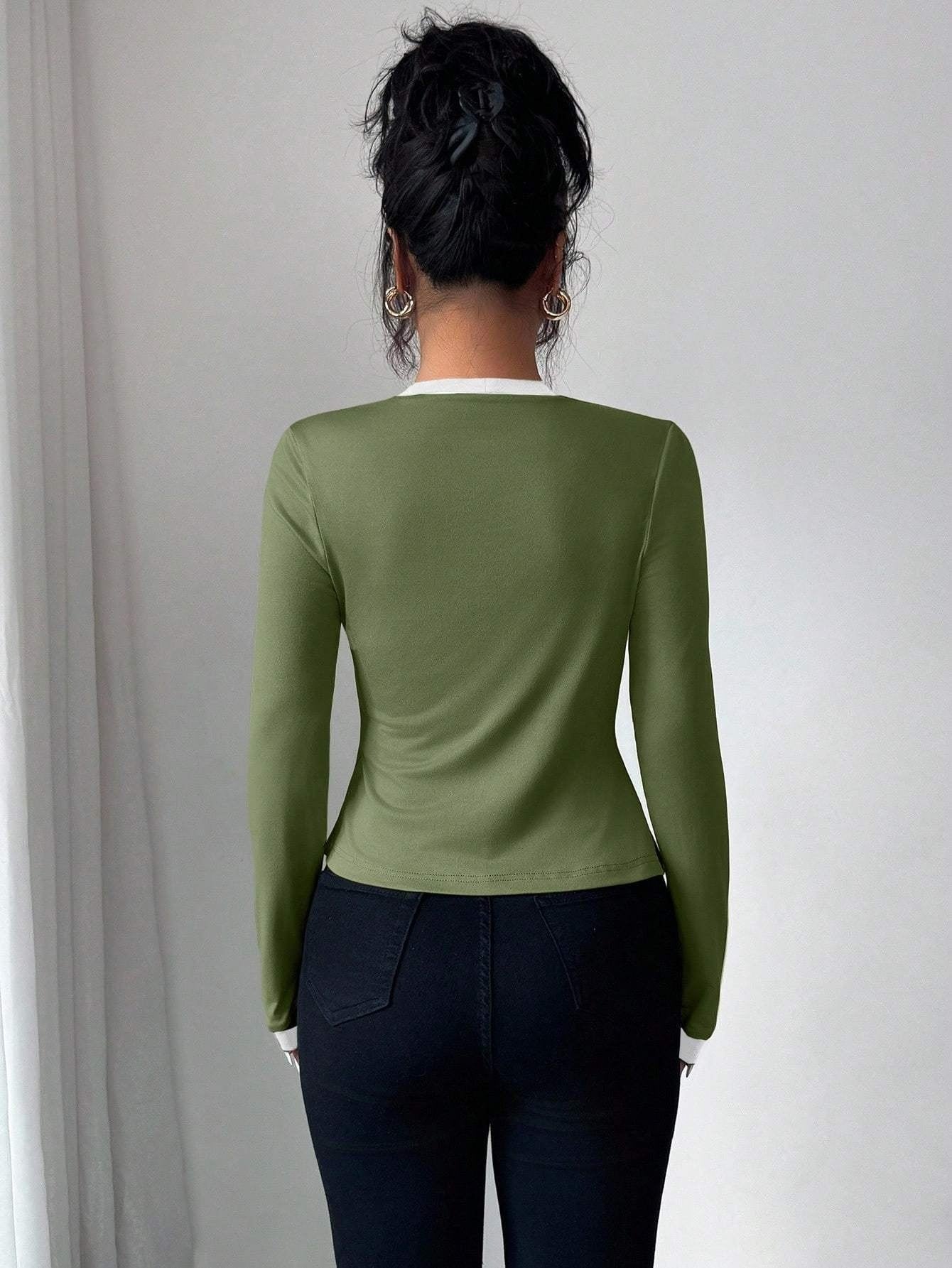 Chemisier bicolore élégant pour femmes, col carré, manches longues, style polyvalent toutes saisons, tenue décontractée ou formelle