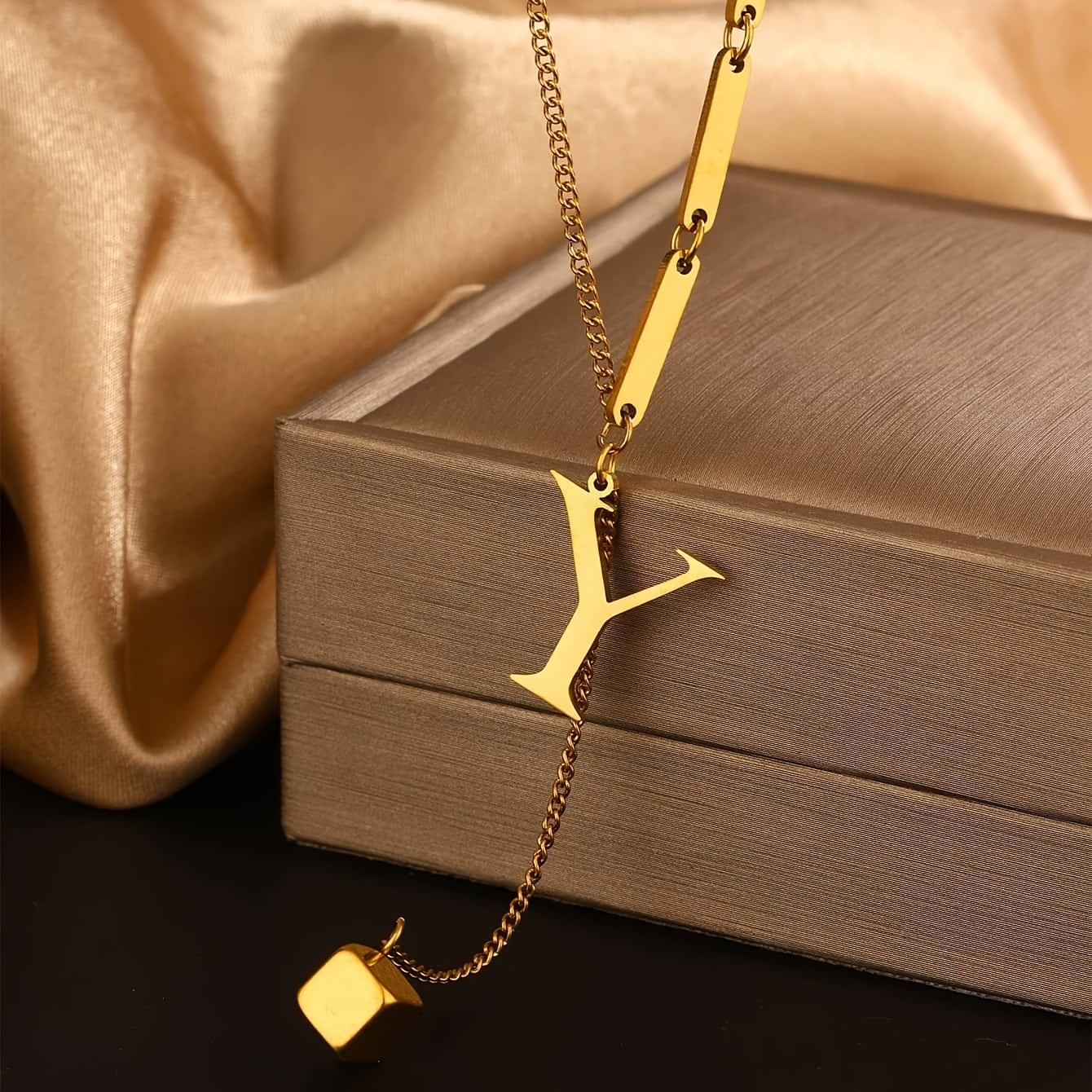 Collier Tendance à Pampilles avec 26 Lettres pour Femme – Pendentif en Acier Inoxydable Plaqué Or 18K, Design en Forme de Y avec Grelots Élégants, Idéal pour le Port Quotidien et comme Cadeau Raffiné