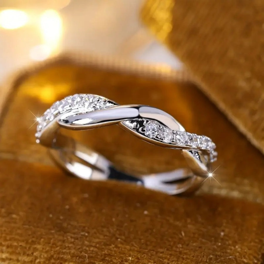 An Exquisite 18K Gold-Plated Twisted Crossover Copper Ring, an Elegant Piece of Women'S Fashion Jewelry, Meticulously Designed High-Quality Finger Accessory Suitable for Any Occasion.