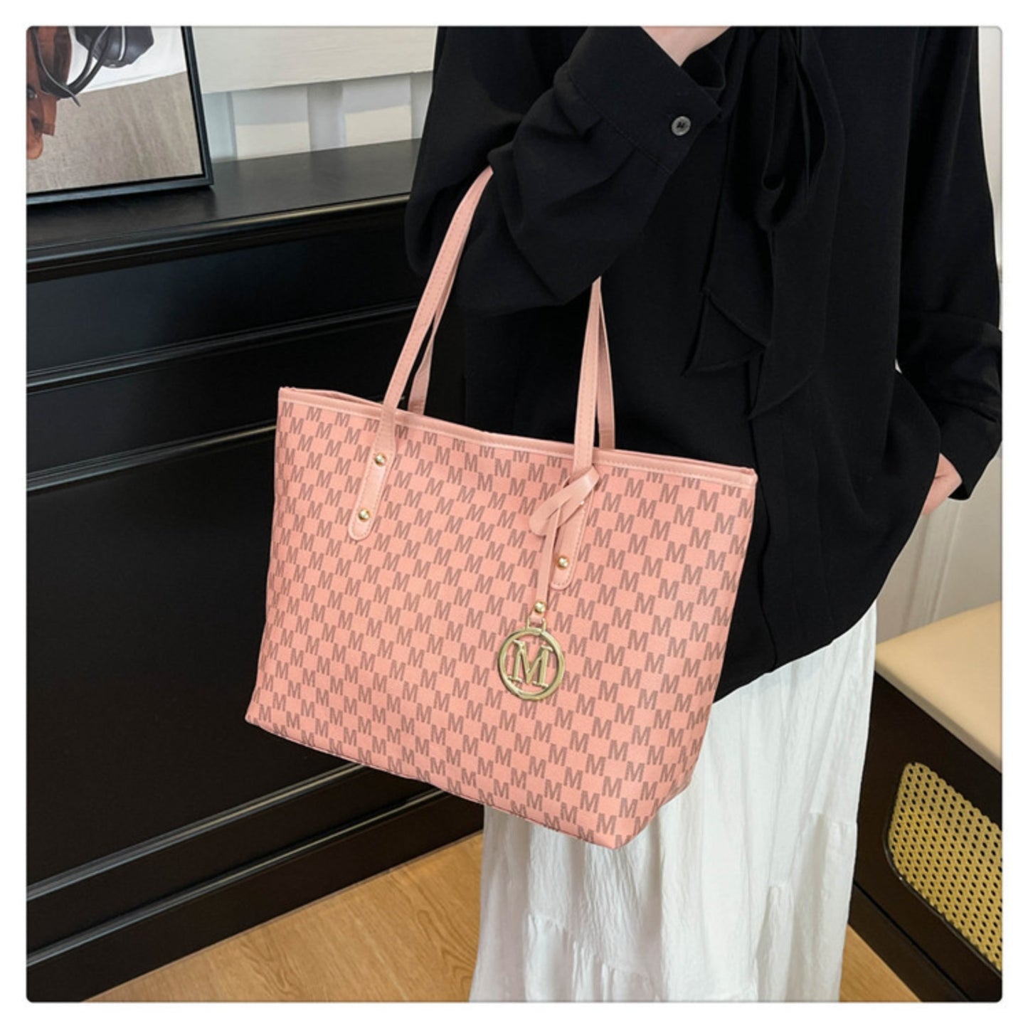 Sac Femme à Motif M – Grand Sac PU à Motif Géométrique Élégant, Sangle Chaîne Dorée, Logo "M", Multiples Compartiments, Fermeture Éclair, Sac Convertible pour Usage Quotidien