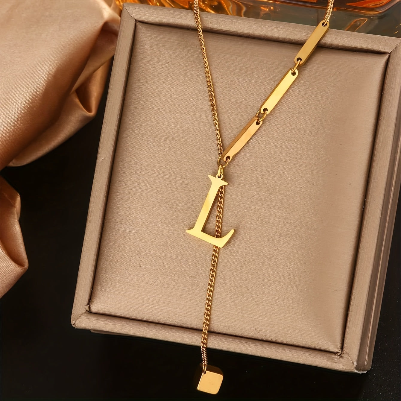 Collier Tendance à Pampilles avec 26 Lettres pour Femme – Pendentif en Acier Inoxydable Plaqué Or 18K, Design en Forme de Y avec Grelots Élégants, Idéal pour le Port Quotidien et comme Cadeau Raffiné