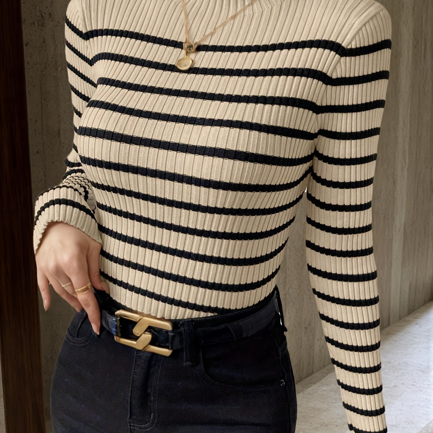 Pull élégant à col montant pour femmes – rayures horizontales noires et blanches, manches longues, coupe régulière, ourlet évasé, polyvalent pour tenue décontractée ou formelle, extensible.