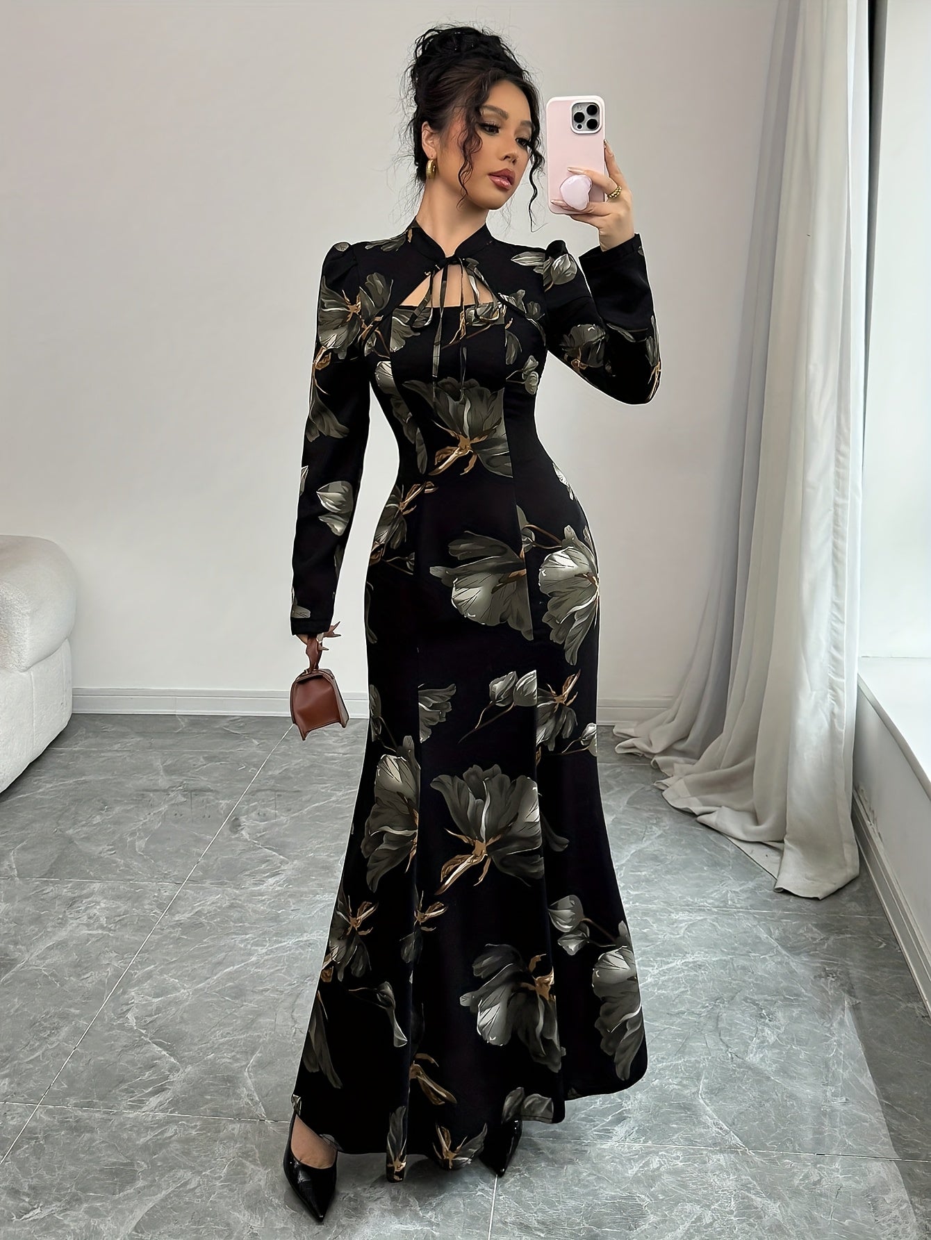 Robe maxi élégante à imprimé floral – manches longues, détail nœud au dos, taille cintrée, ourlet asymétrique, noire avec fleurs bleues, idéale automne/hiver, mode femme adulte, robe fleurie