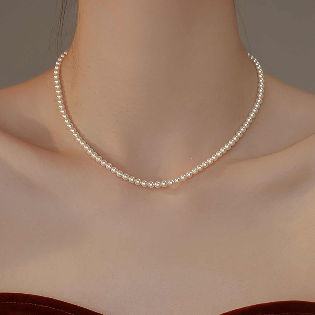 Collier Femme Vintage Français – Perles Imitation 4 mm, Ras-du-Cou Élégant avec Fini Lisse et Brillant, Polyvalent pour Quotidien et Soirées, Bijou Classique Intemporel, Cadeau Raffiné