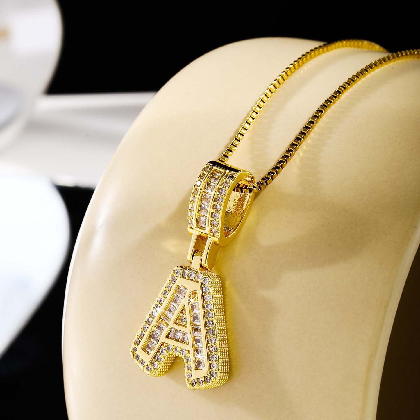 Collier femme style hip-hop avec pendentif lettre, cuivre plaqué or 18K et zirconia synthétique, chaîne plaquée or 18K, bijou élégant pour usage quotidien ou occasions spéciales