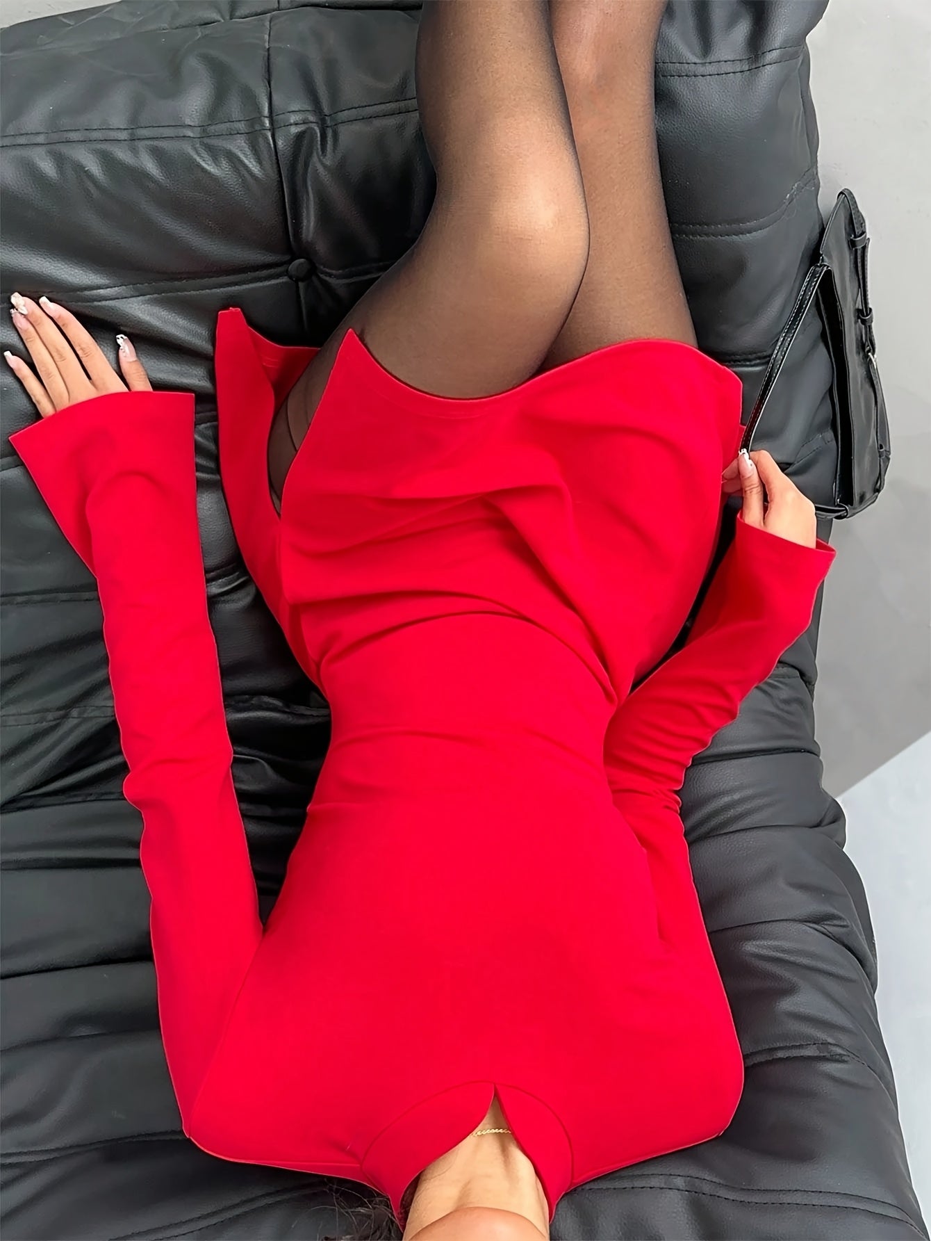 Robe Rouge Élégante à Manches Pailletées — Col en V, Design Vintage avec Motif Pièces, Parfaite pour Soirées et Événements Chic