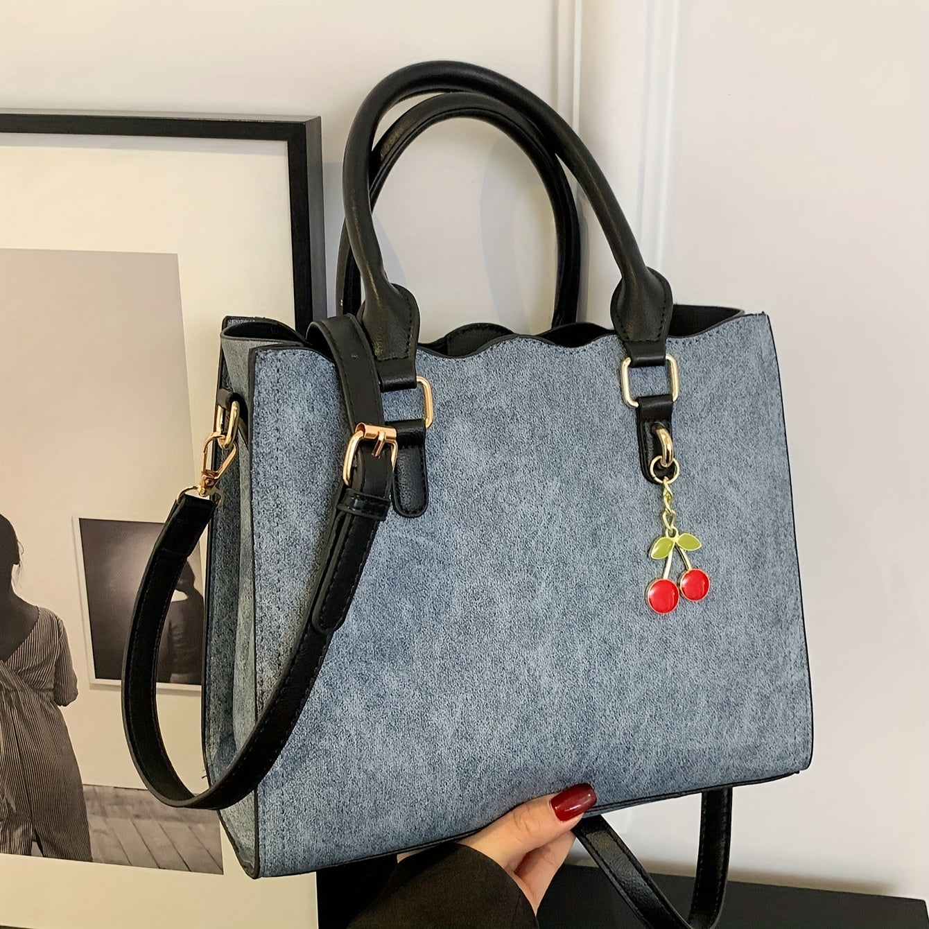 Sac bandoulière noir chic avec charme cerise – bandoulière longue, fermeture magnétique