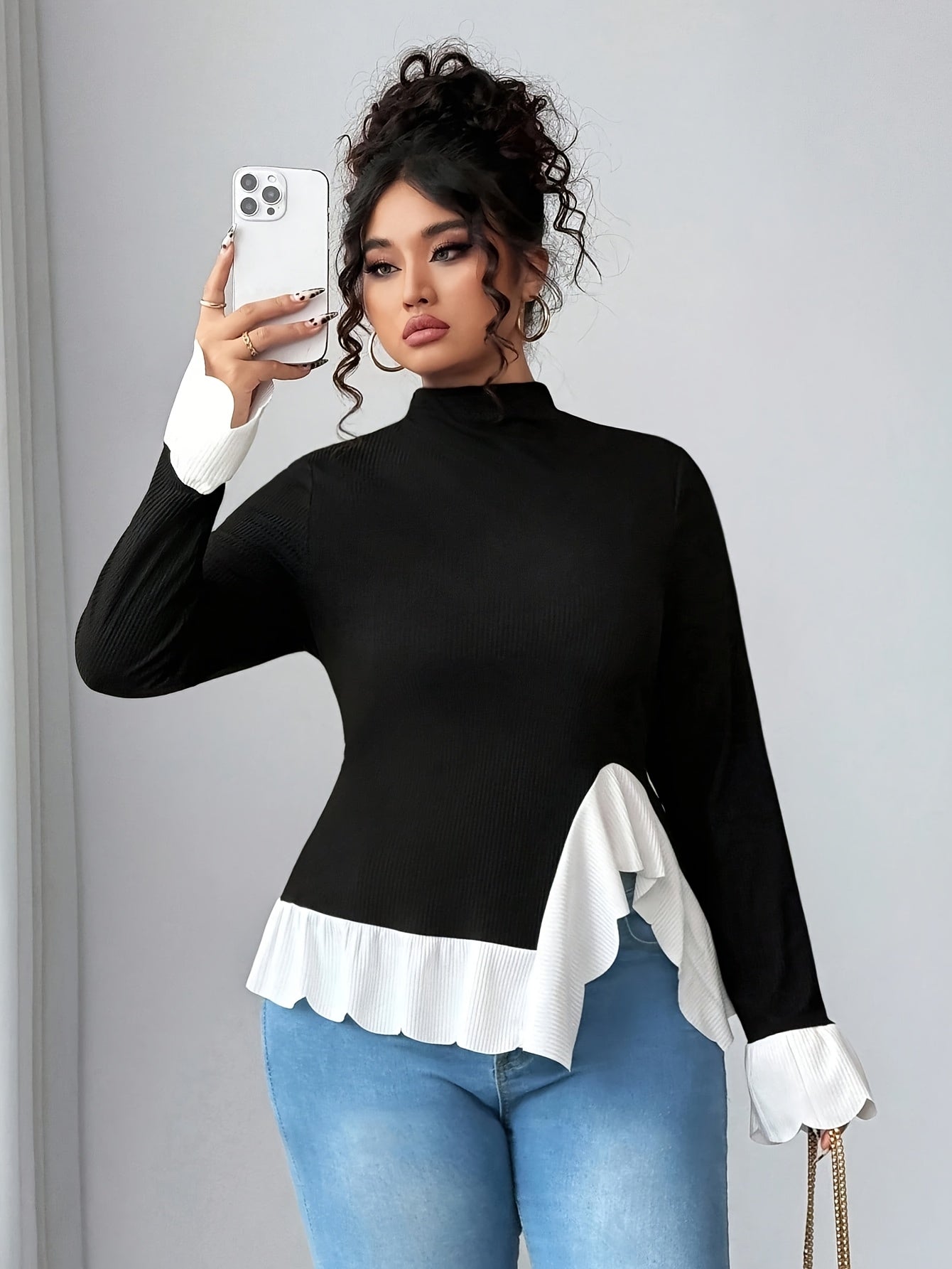 Top grande taille élégant pour femmes – Col montant, manches longues, noir et blanc, texture côtelée, tissu stretch, ourlet à volants, printemps/automne, casual à formel