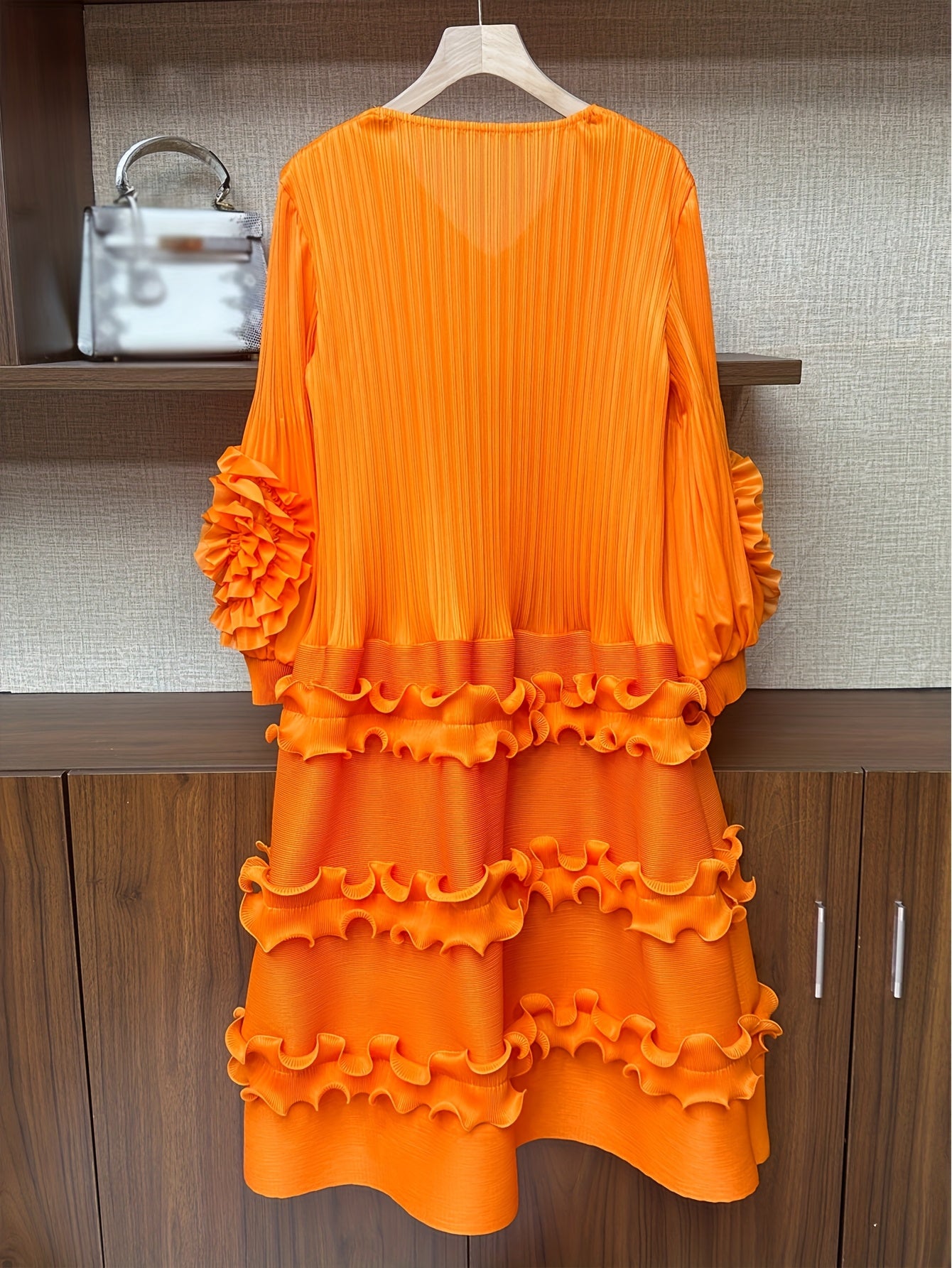 Robe Grande Taille Élégante – Col Volants, Manches Bouffantes, Coupe A-Ligne Smock, Longueur Courte à Mi-Mollet, Couleur Unie Noire