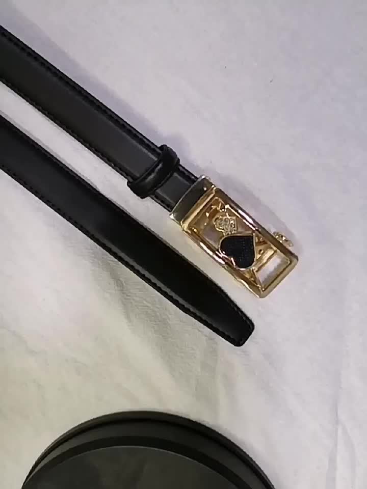 Ceintures pour femmes – Boucle automatique, design polyvalent sans trous, pour jeans et tenues décontractées, options rouge et noir, ceinture décontractée, design de boucle stylée, boucle dorée