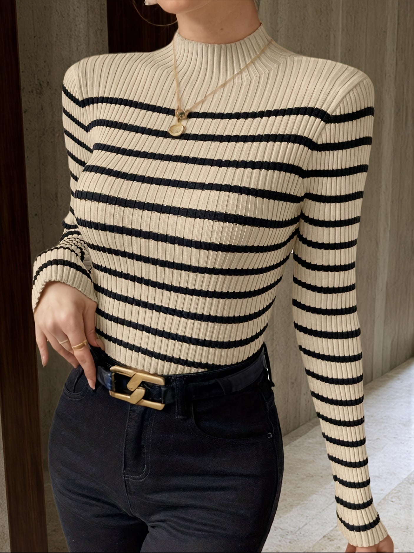Pull élégant à col montant pour femmes – rayures horizontales noires et blanches, manches longues, coupe régulière, ourlet évasé, polyvalent pour tenue décontractée ou formelle, extensible.