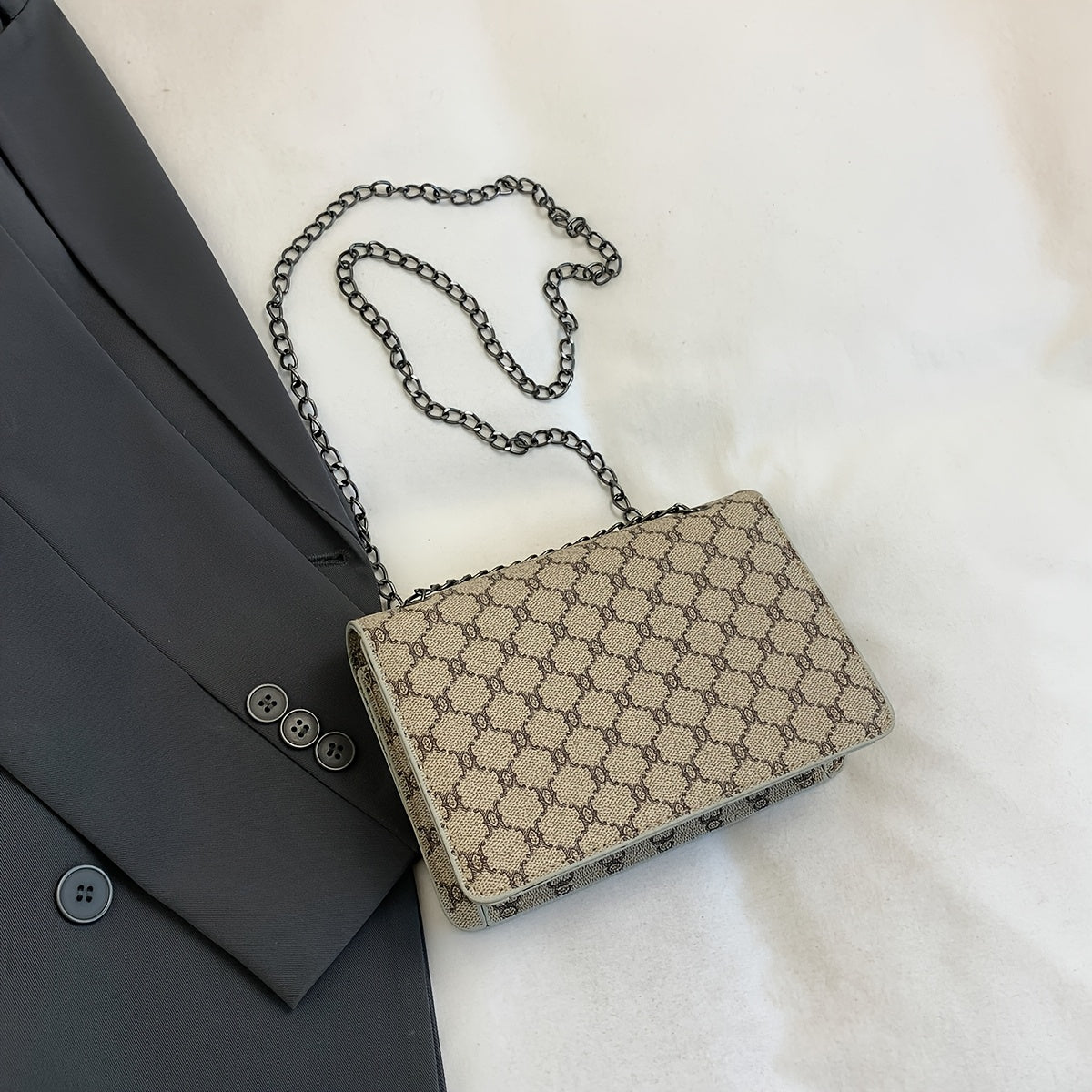 Sac à bandoulière pour femme – grand sac à main spacieux avec chaîne, porté épaule ou croisé, style élégant pour femmes mûres.