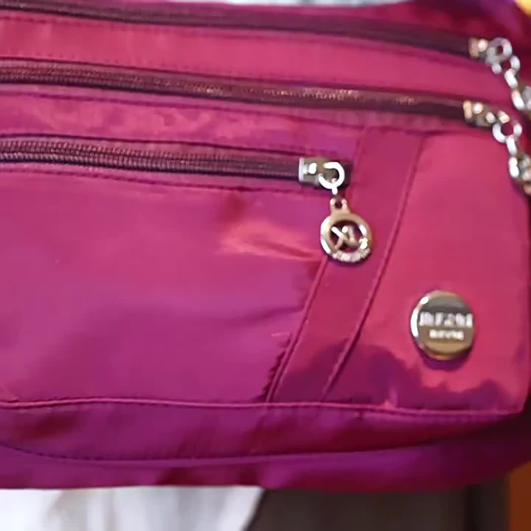 Sac Bandoulière Décontracté Unisexe– Grande Capacité, Multiples Poches, Bandoulière Ajustable, Légère et Doublure Polyester Durable, Noir avec Détail Glands, Parfait pour Voyages et Usage Quotidien, Fermeture Éclair Sécurisée