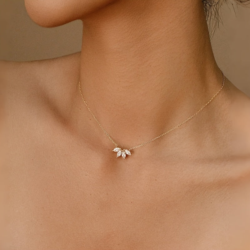 Collier minimaliste femme – pendentif feuille et pétale avec zirconia synthétique, chaîne délicate plaquée or KC, élégant et polyvalent pour usage quotidien et soirées, accessoire de mode toute l’année, fabrication raffinée