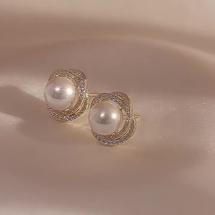 Boucles d’oreilles puces spiralées plaquées or – style vintage avec strass cubiques, bijoux femme, parfaites pour soirées et tenue décontractée