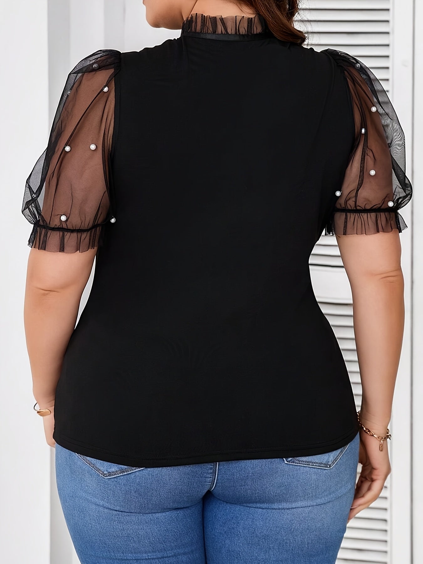 T-shirt estival élégant pour femmes grande taille, manches courtes avec empiècements en mesh et col contrasté à nouer