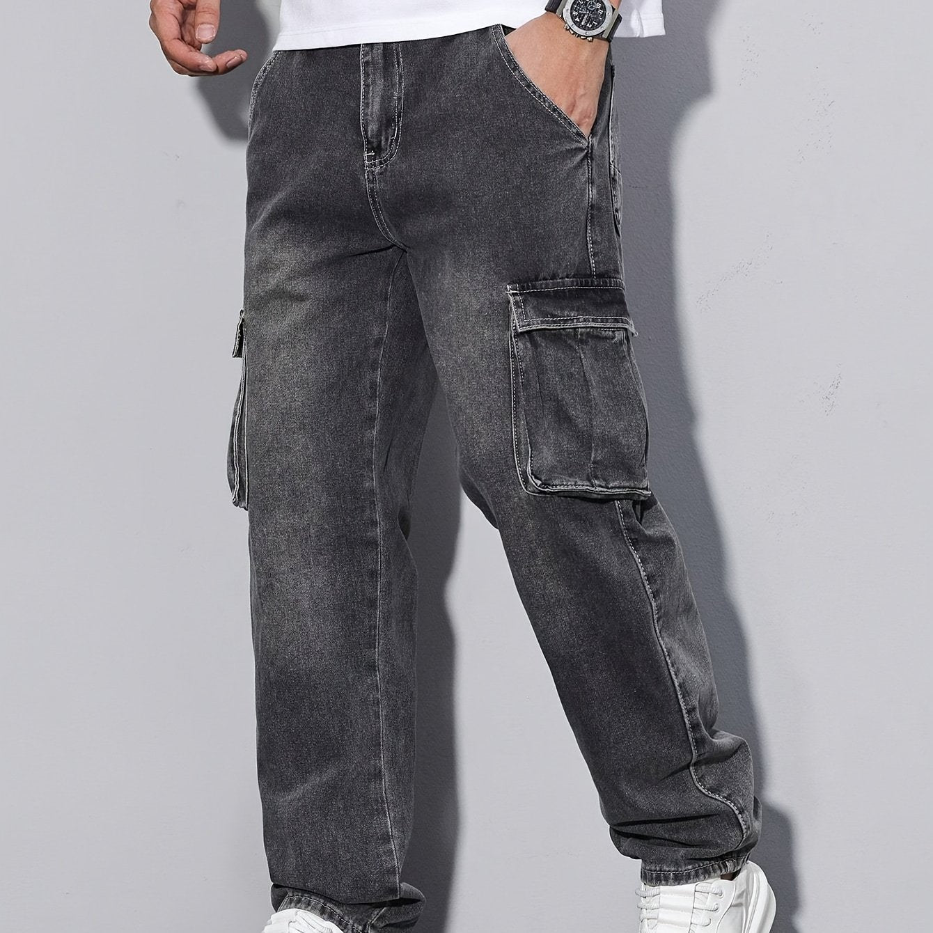 Jean de travail robuste pour homme – denim usé, coupe large et décontractée, jambe droite légèrement fuselée, multi-poches, fermeture à boutons sans ceinture, boucle ceinture, bleu clair, idéal usage quotidien et semi-formel toutes saisons