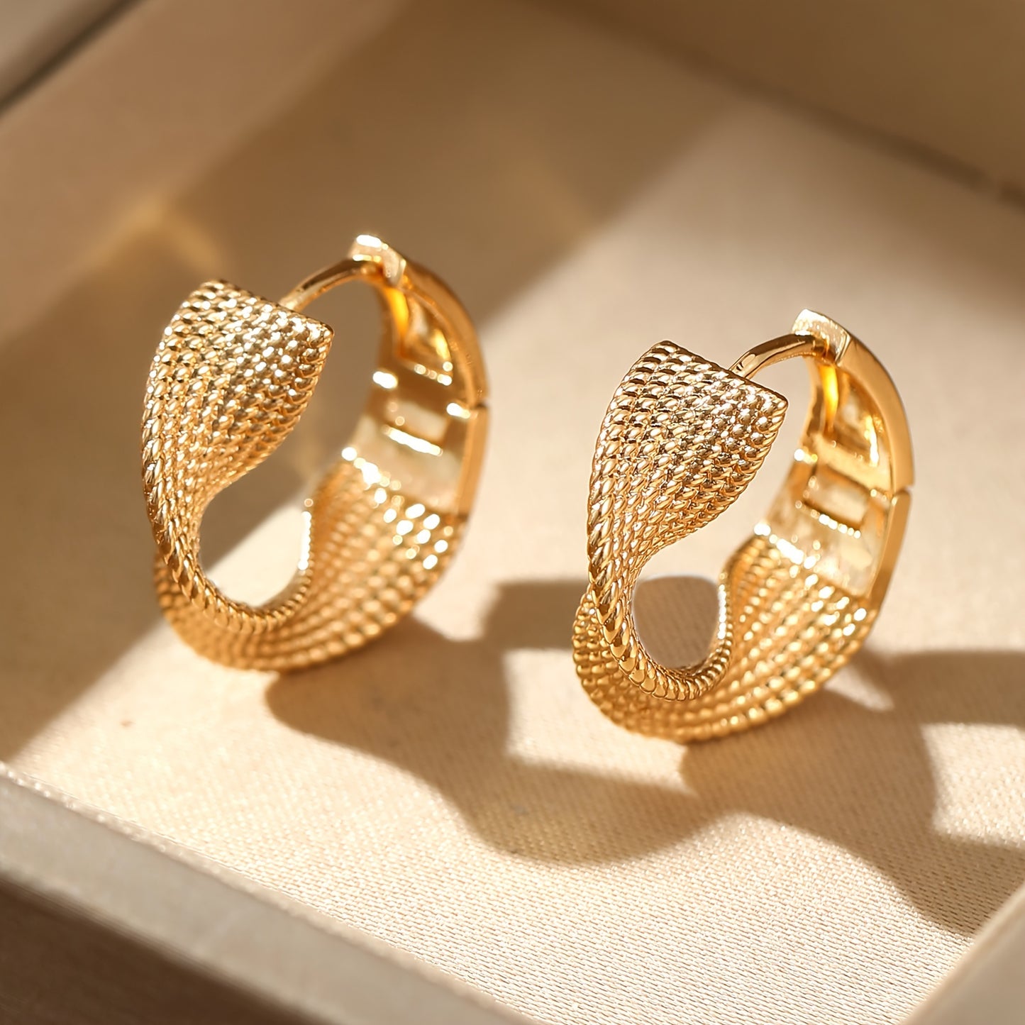 Paire de boucles d’oreilles créoles dorées texturées pour femme – design unique entrelacé, tiges en acier inoxydable, parfaites pour un usage quotidien ou comme cadeau, bijoux quotidiens | design chic | cuivre plaqué or