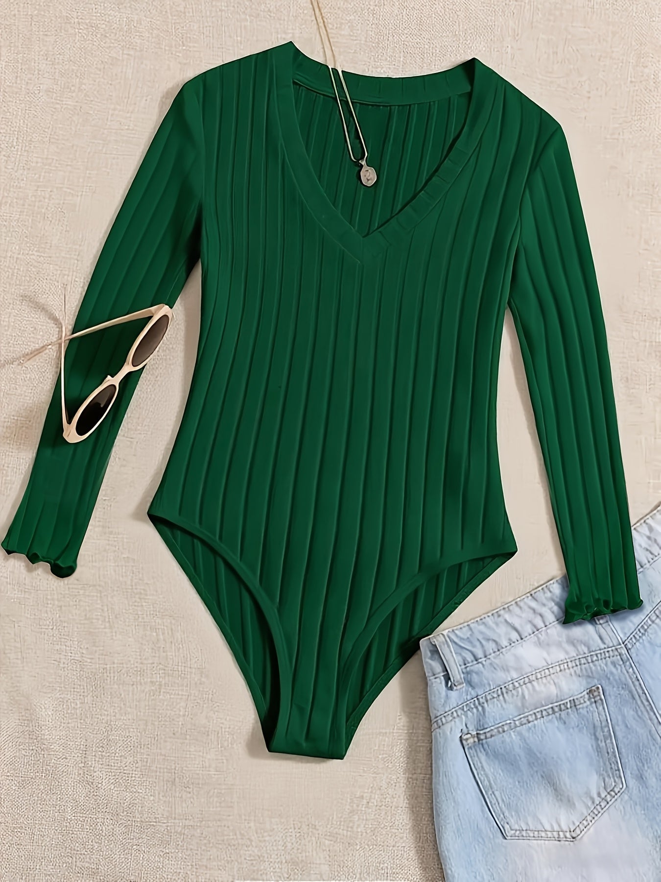 Body moulant femme vert foncé à manches longues, détail sur les hanches, tissu côtelé doux, style décontracté, idéal pour l’automne et l’hiver, parfait pour les sorties shopping