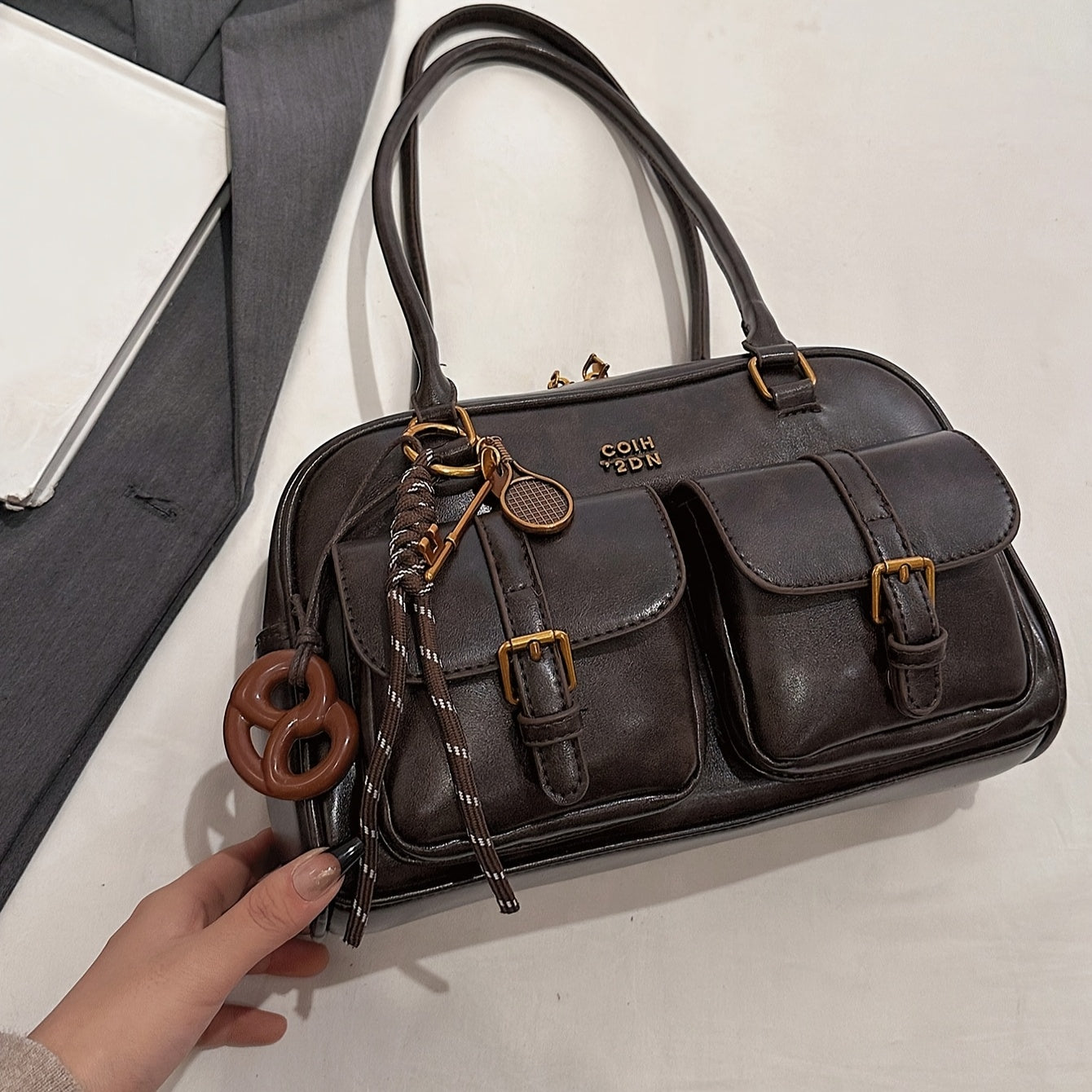 Sac bandoulière marron café pour femmes – simili cuir avec multiples poches, ferrures dorées et lettres décoratives, fermeture zippée, sac polyvalent et élégant pour le voyage, le travail, le shopping ou les sorties