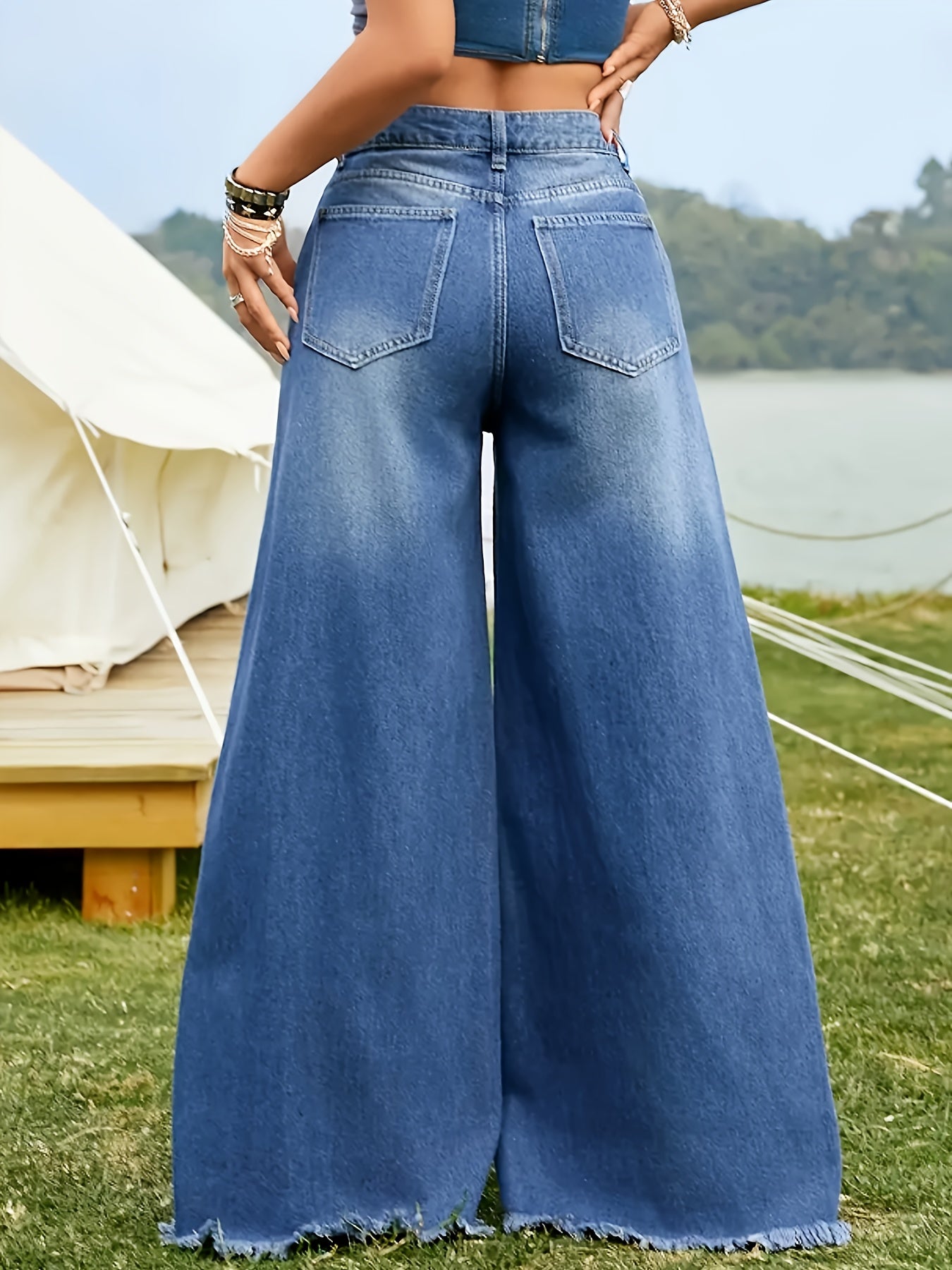 Jean femme taille haute – coupe large décontractée, denim bleu classique, bords effilochés, style élégant pour travail et tenue casual