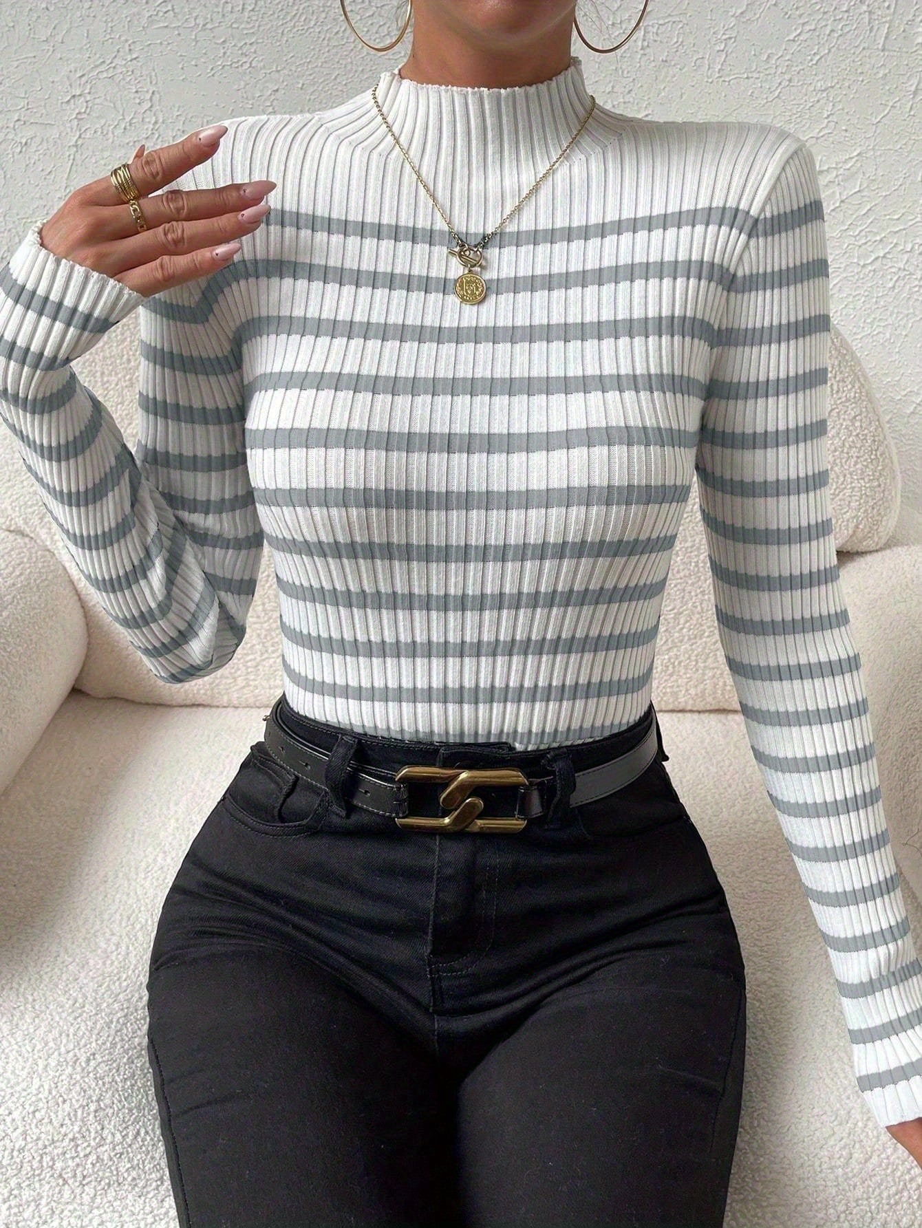Pull élégant à col montant pour femmes – rayures horizontales noires et blanches, manches longues, coupe régulière, ourlet évasé, polyvalent pour tenue décontractée ou formelle, extensible.