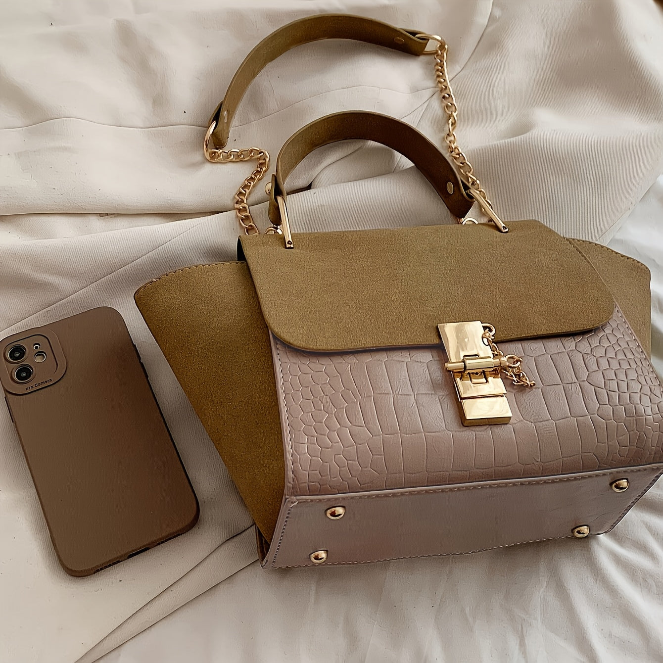 Sac femme élégant kaki avec détails dorés, fermeture tourniquet, bandoulière amovible