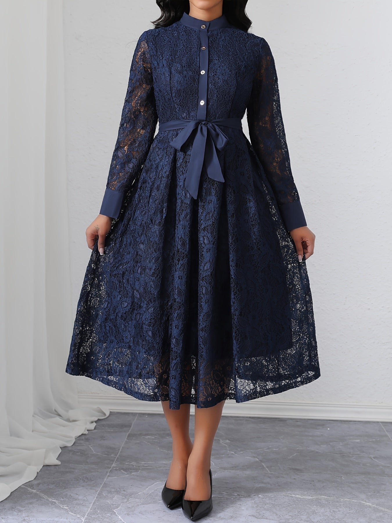 Robe Longue Élégante – Bleu Marine, Dentelle, Coupe Slim avec Ceinture, Manches Longues, Fermeture Boutonnée, Silhouette A-Ligne, Tissu Polyester, Lavable en Machine, Idéale Tenues Décontractées ou Formelles
