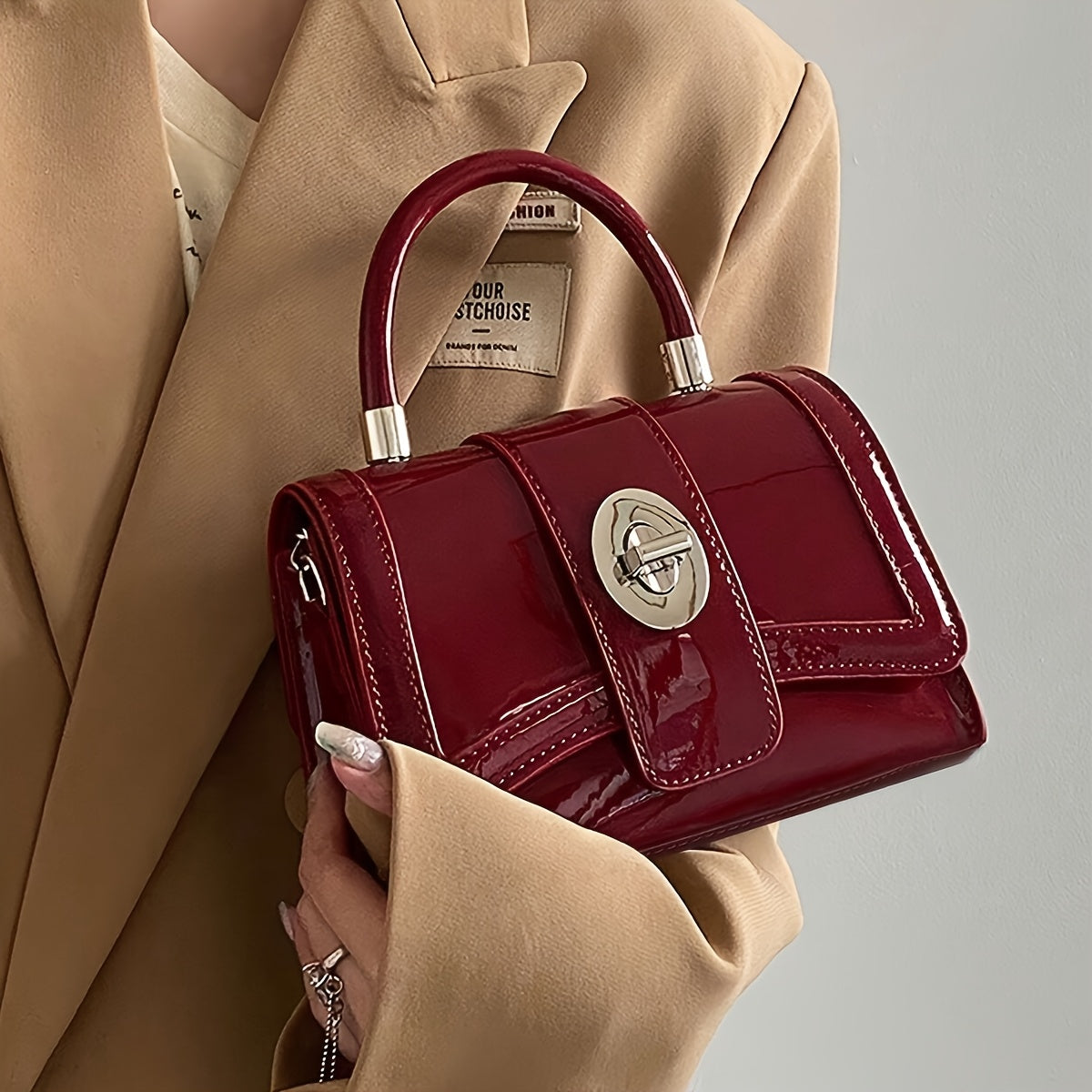 Sac à main femme élégant en similicuir bordeaux à motif crocodile, avec bandoulière ajustable, fermeture à rabat et emblème métallique